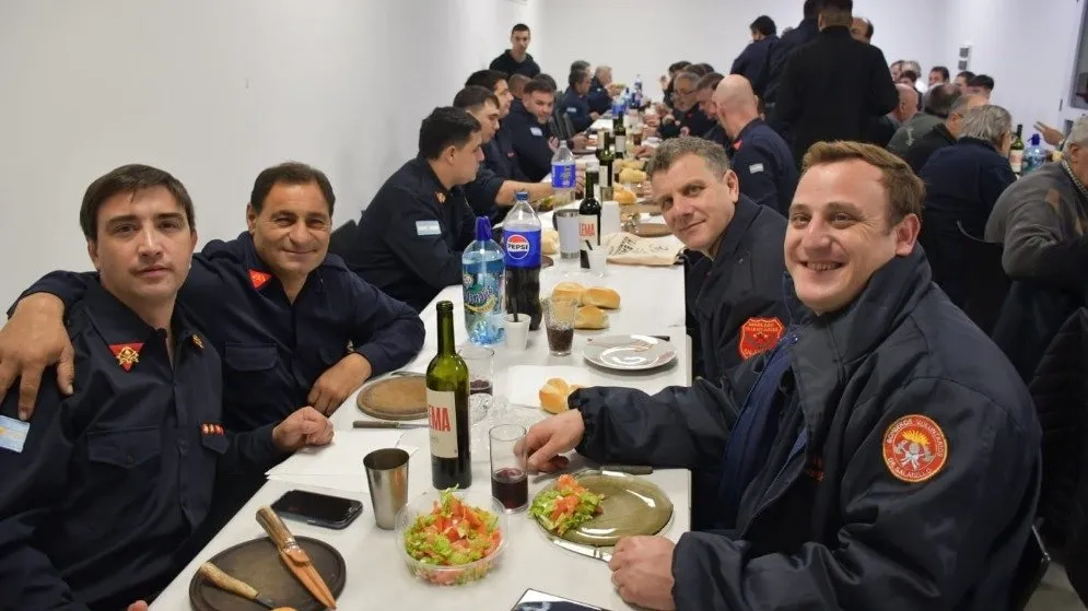 Cena por el Día de Bomberos 